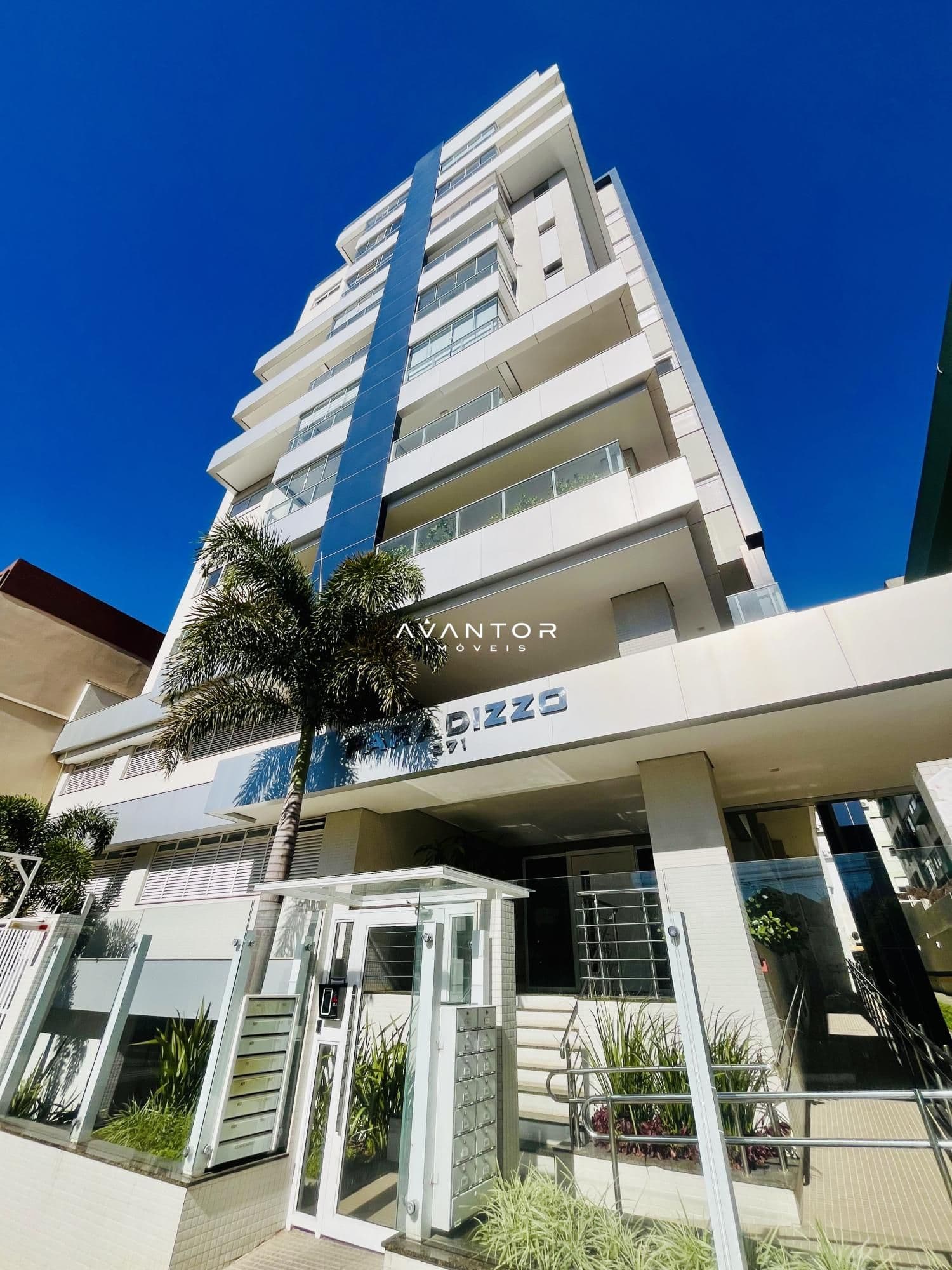 Fachada do prédio com entrada e paisagismo — Apartamento com 2 quartos à venda em Nossa Senhora das Dores, Santa Maria/RS