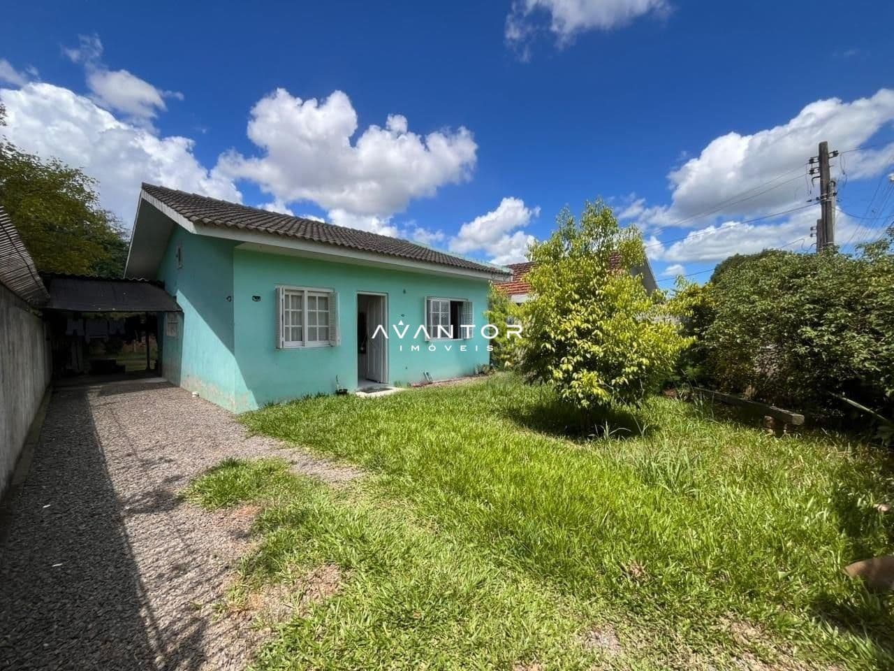 Fachada da casa com terreno — Casa com 2 quartos à venda em Juscelino Kubitschek, Santa Maria/RS