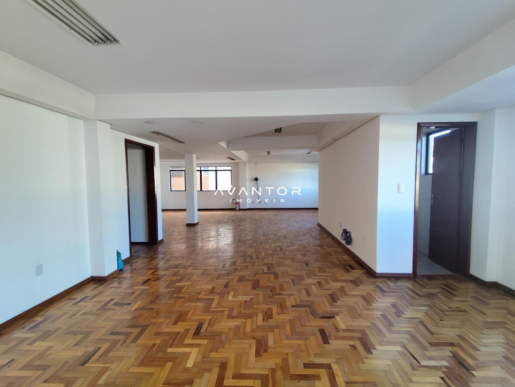 Sala de estar com piso em madeira — Sala Comercial com 1 sala à venda em Nossa Senhora de Fátima, Santa Maria/RS