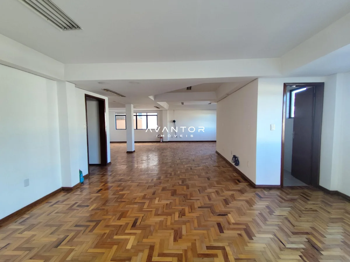 Sala de estar com piso em madeira — Sala Comercial com 1 sala à venda em Nossa Senhora de Fátima, Santa Maria/RS