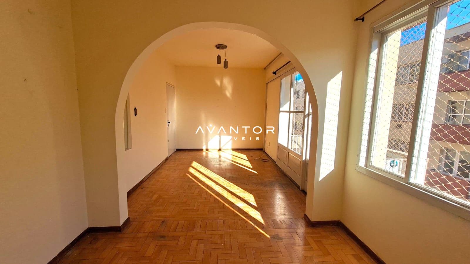 Hall de entrada com piso de madeira — Apartamento com 2 quartos à venda em Centro, Santa Maria/RS