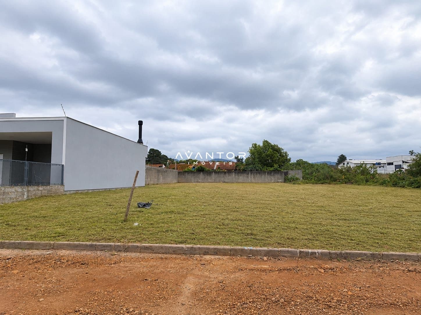 Fachada da casa com terreno — Terreno à venda em Camobi, Santa Maria/RS