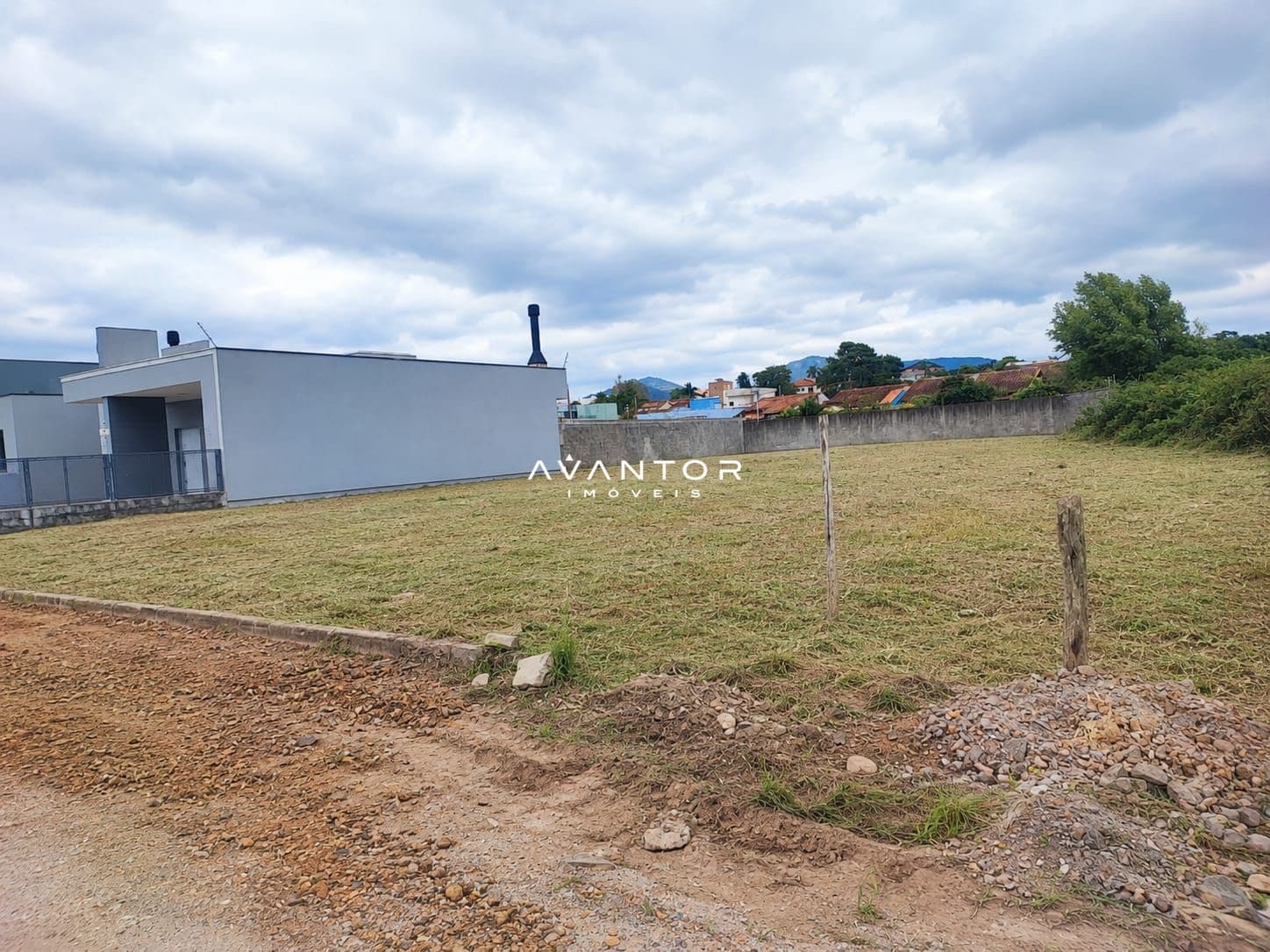 Terreno com casa e área externa — Terreno à venda em Camobi, Santa Maria/RS