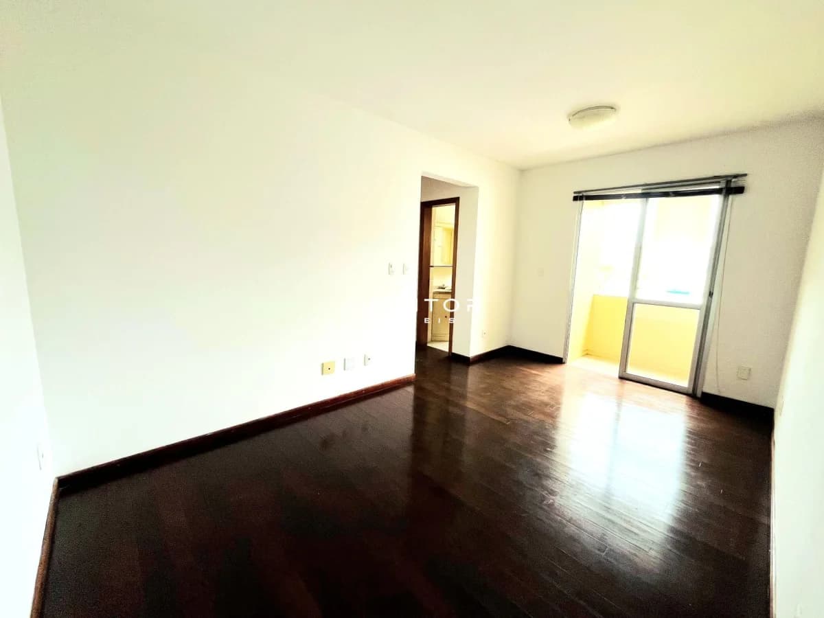Sala de estar com piso de madeira e sacada — Apartamento com 2 quartos à venda em Centro, Santa Maria/RS