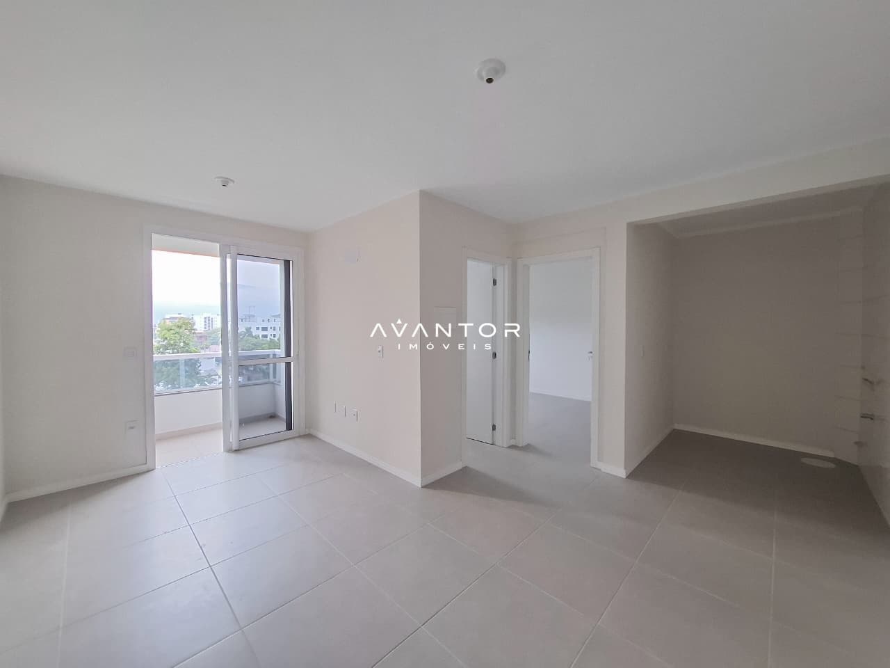 Sala de estar com sacada e vista externa — Apartamento com 1 quarto à venda no São Roque, em Camobi, Santa Maria/RS