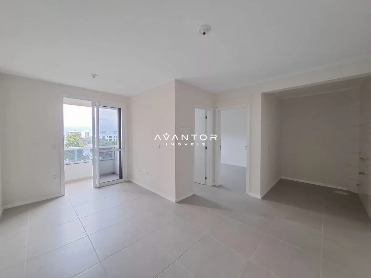 Sala de estar com sacada e vista externa — Apartamento com 1 quarto à venda no São Roque, em Camobi, Santa Maria/RS