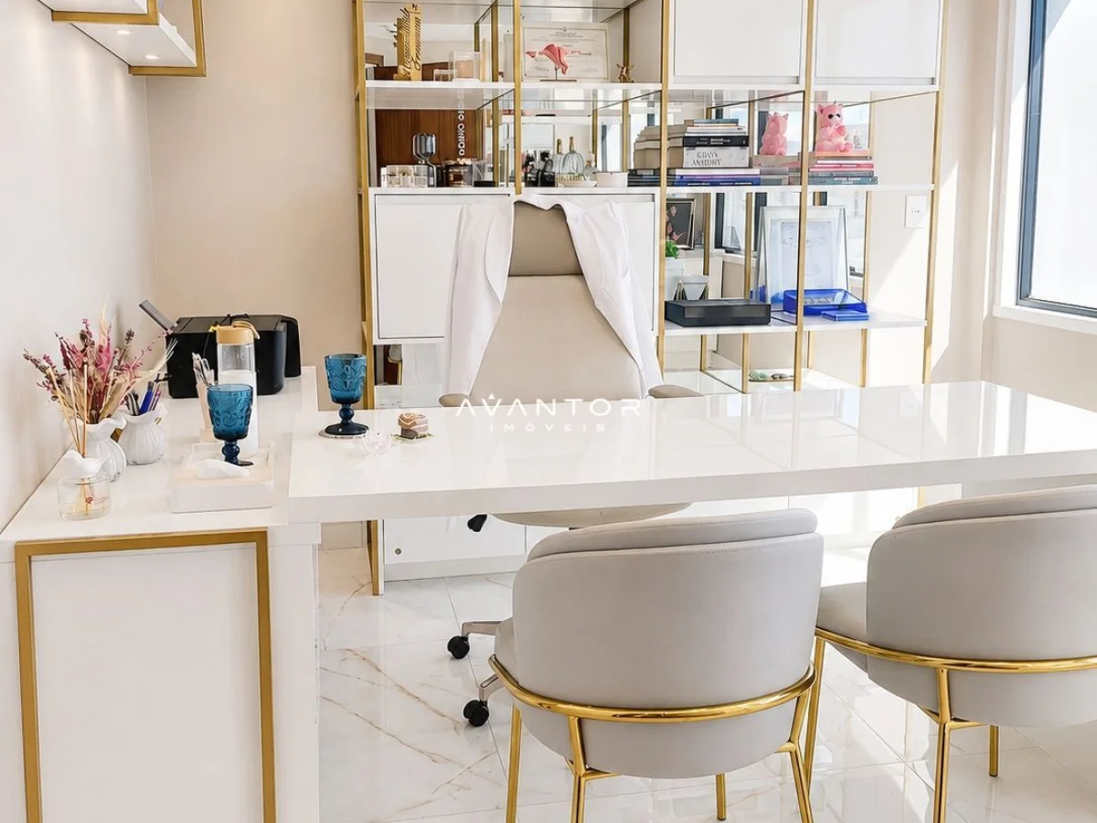 Sala de estar com escrivaninha integrada — Sala Comercial com 4 salas à venda em Centro, Santa Maria/RS