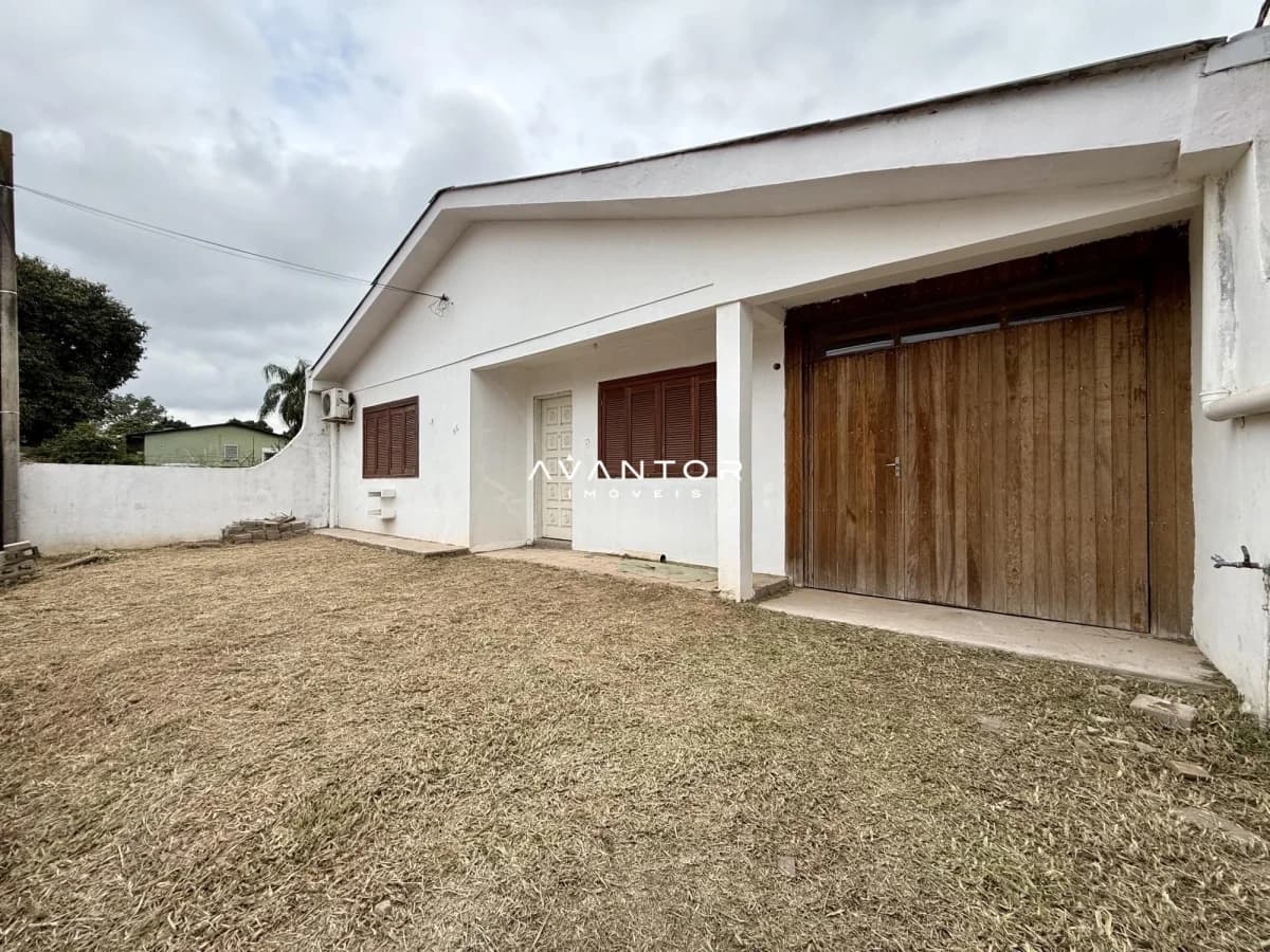 Fachada da casa com garagem — Casa com 3 quartos à venda em Camobi, Santa Maria/RS