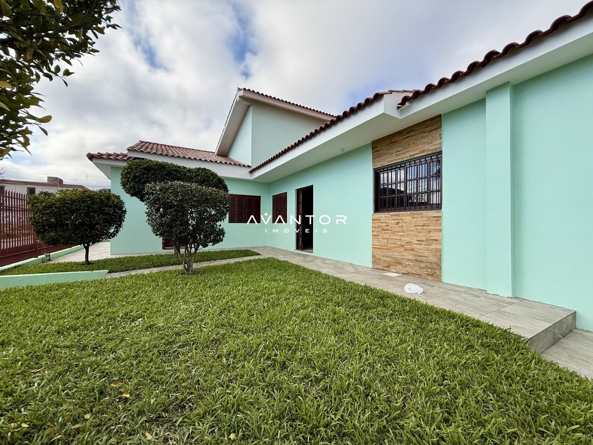 Fachada da casa com pátio — Casa com 4 quartos à venda em Passo D'Areia, Santa Maria/RS
