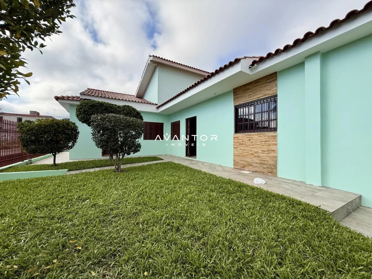 Fachada da casa com pátio — Casa com 4 quartos à venda em Passo D'Areia, Santa Maria/RS