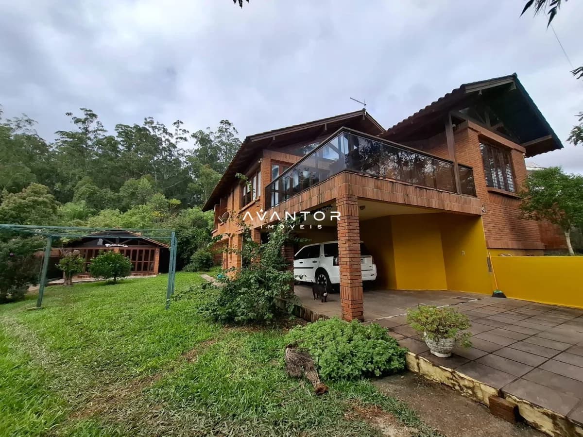 Fachada da casa com garagem e área verde — Casa com 3 quartos à venda em Dom Antônio Reis, Santa Maria/RS