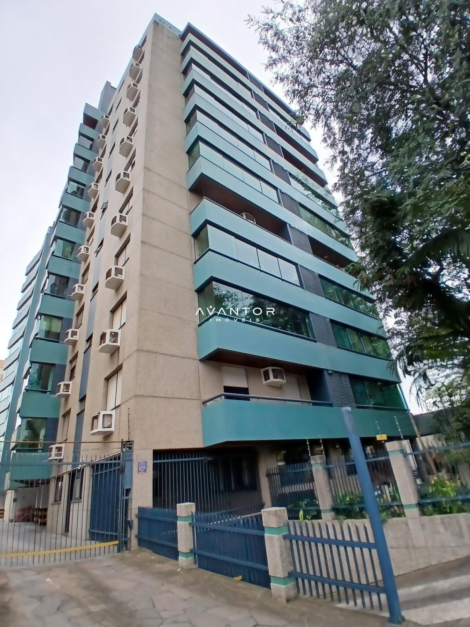 Fachada do prédio com sacadas — Apartamento com 3 quartos para alugar no Residencial Royal Palace, em Centro, Santa Maria/RS