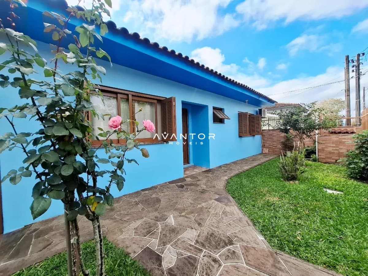 Fachada da casa com pátio e paisagismo — Casa com 4 quartos à venda em Camobi, Santa Maria/RS