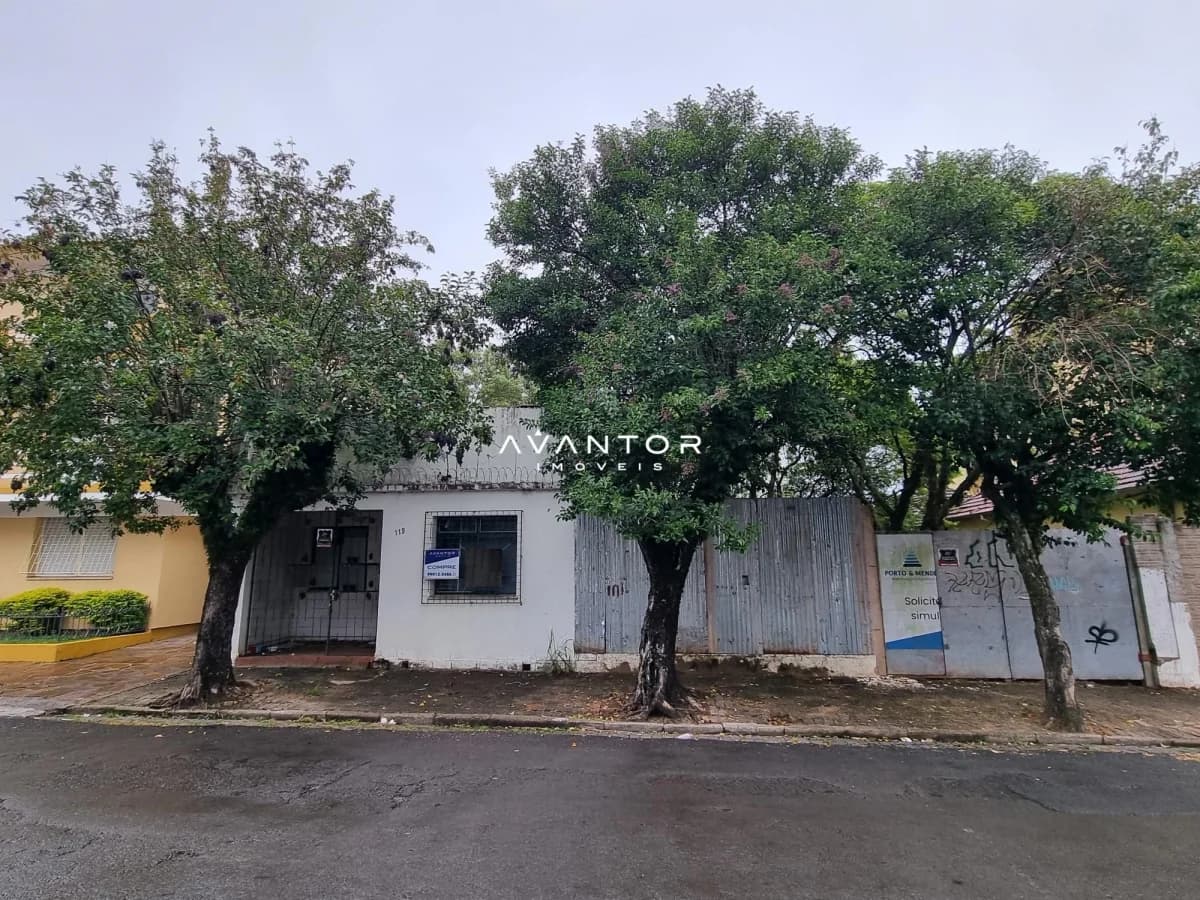 Fachada da casa com árvores — Terreno à venda em Nossa Senhora do Rosário, Santa Maria/RS