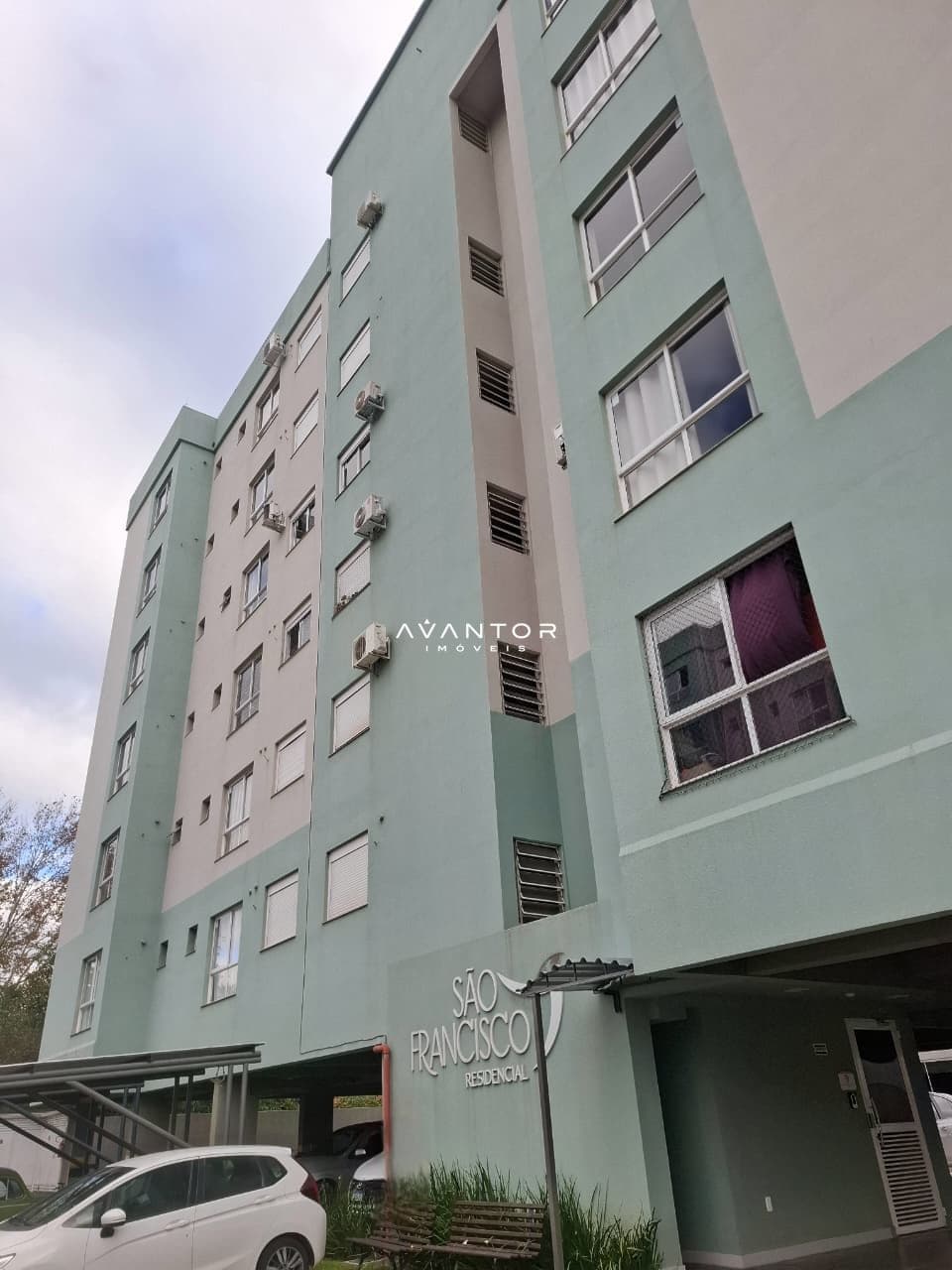 Fachada do prédio com acabamento em tons de verde — Apartamento com 2 quartos à venda em Camobi, Santa Maria/RS