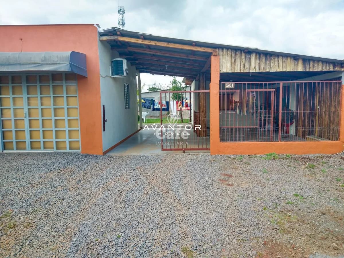 Fachada da casa com garagem e portão — Terreno à venda em Tomazetti, Santa Maria/RS