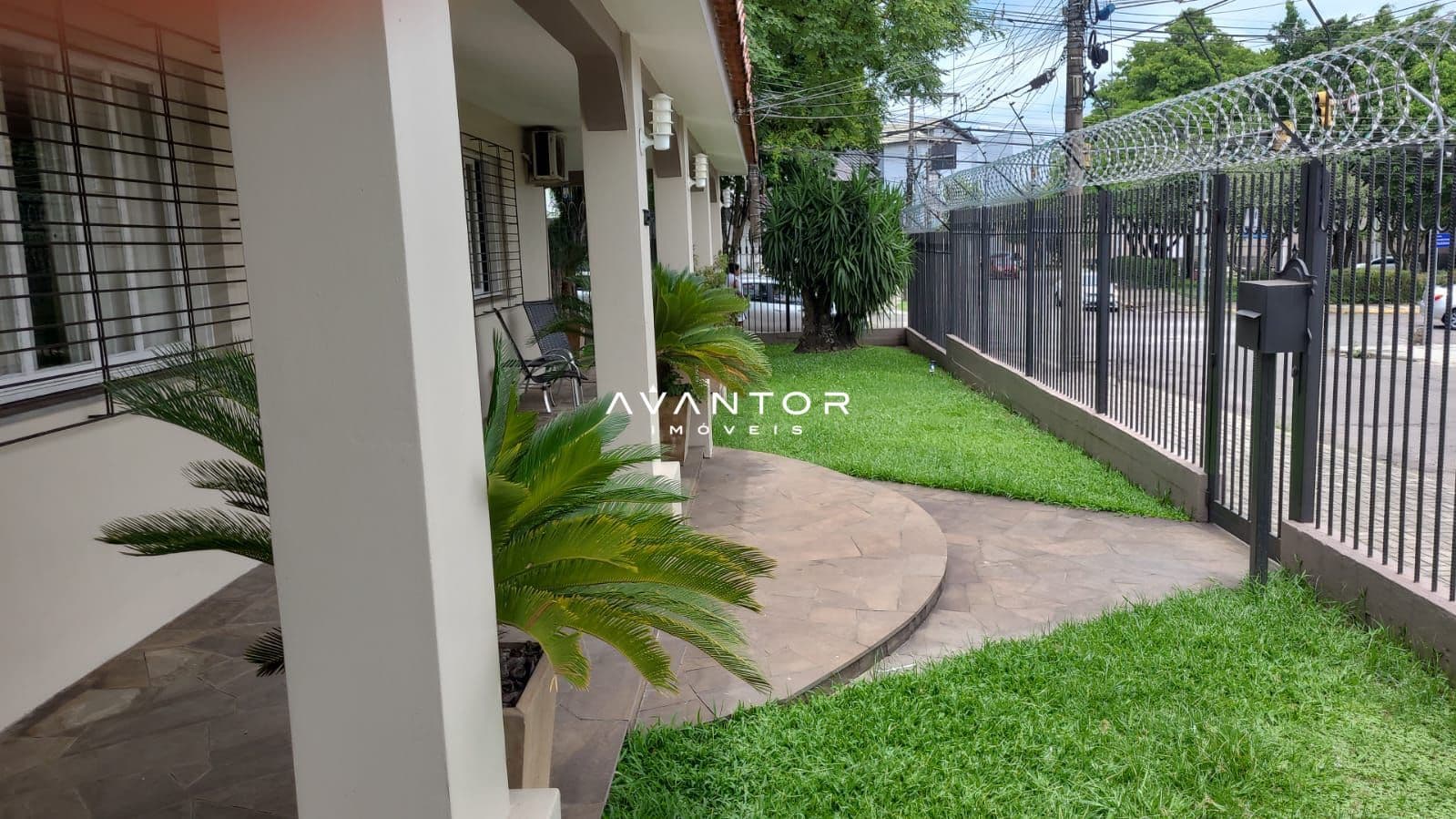 Pátio com gramado e plantas — Terreno à venda em Nossa Senhora de Lourdes, Santa Maria/RS
