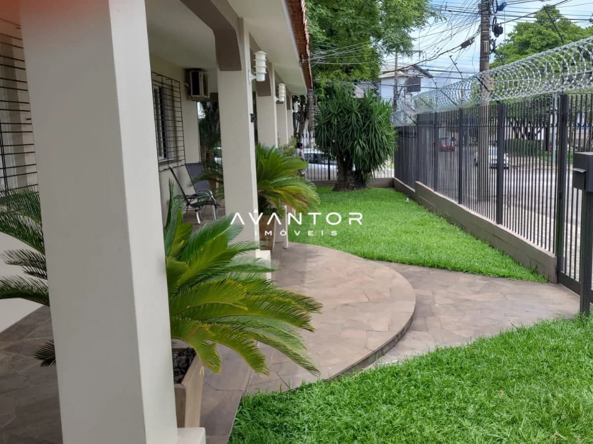 Pátio com gramado e plantas — Terreno à venda em Nossa Senhora de Lourdes, Santa Maria/RS