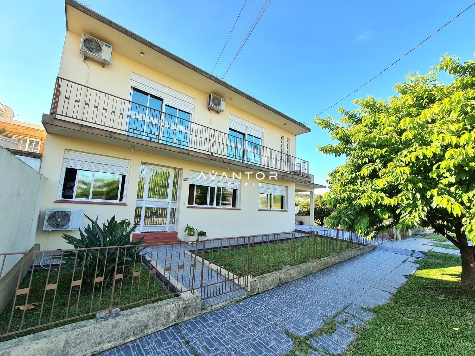 Fachada da casa com sacada e pátio — Casa com 4 quartos à venda em Tomazetti, Santa Maria/RS