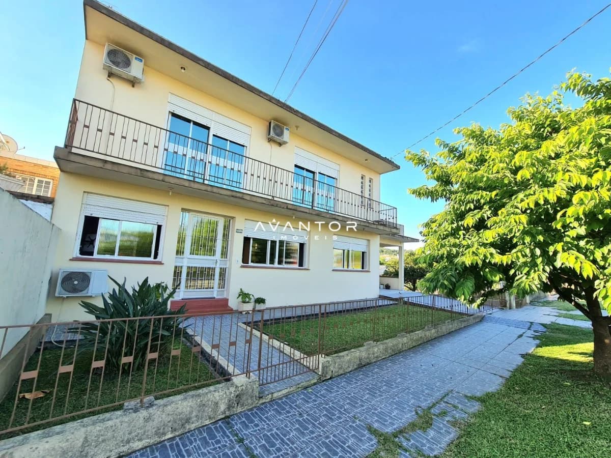 Fachada da casa com sacada e pátio — Casa com 4 quartos à venda em Tomazetti, Santa Maria/RS