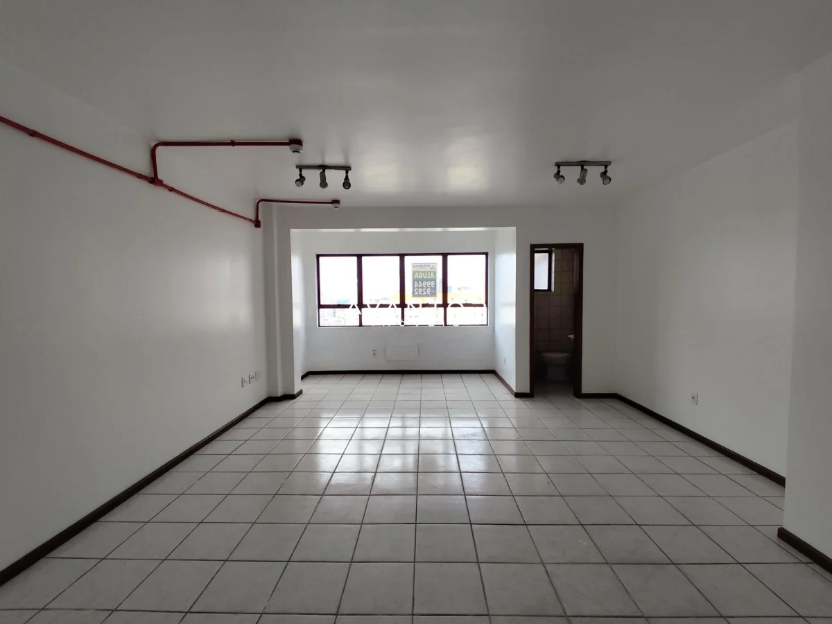 Salão comercial com piso em cerâmica — Sala Comercial com 1 sala à venda em Centro, Santa Maria/RS