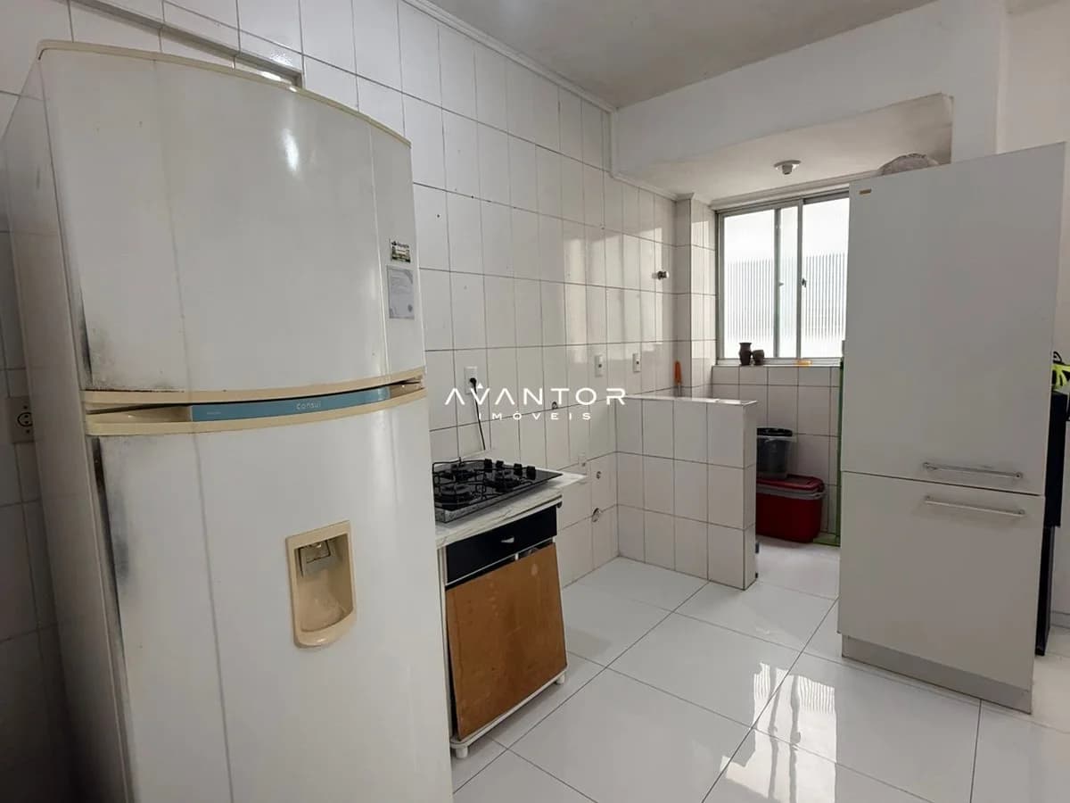 Cozinha com armários planejados — Apartamento com 1 quarto à venda em Nossa Senhora de Fátima, Santa Maria/RS