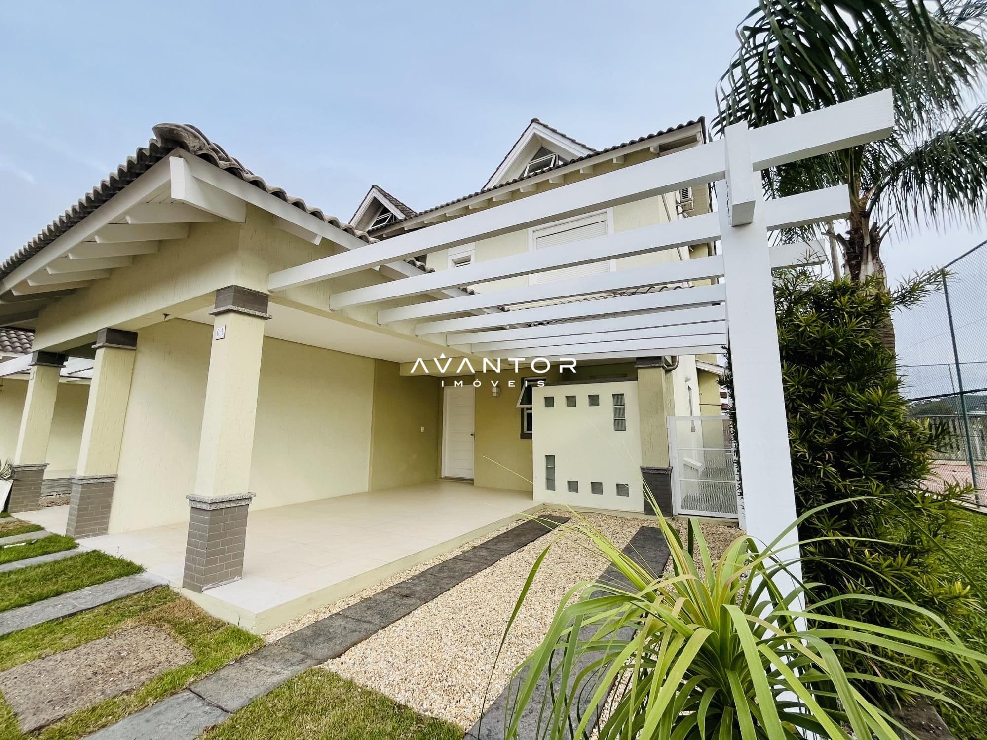 Fachada da casa com garagem coberta — Casa com 4 quartos à venda no Condomínio Providence, em São José, Santa Maria/RS