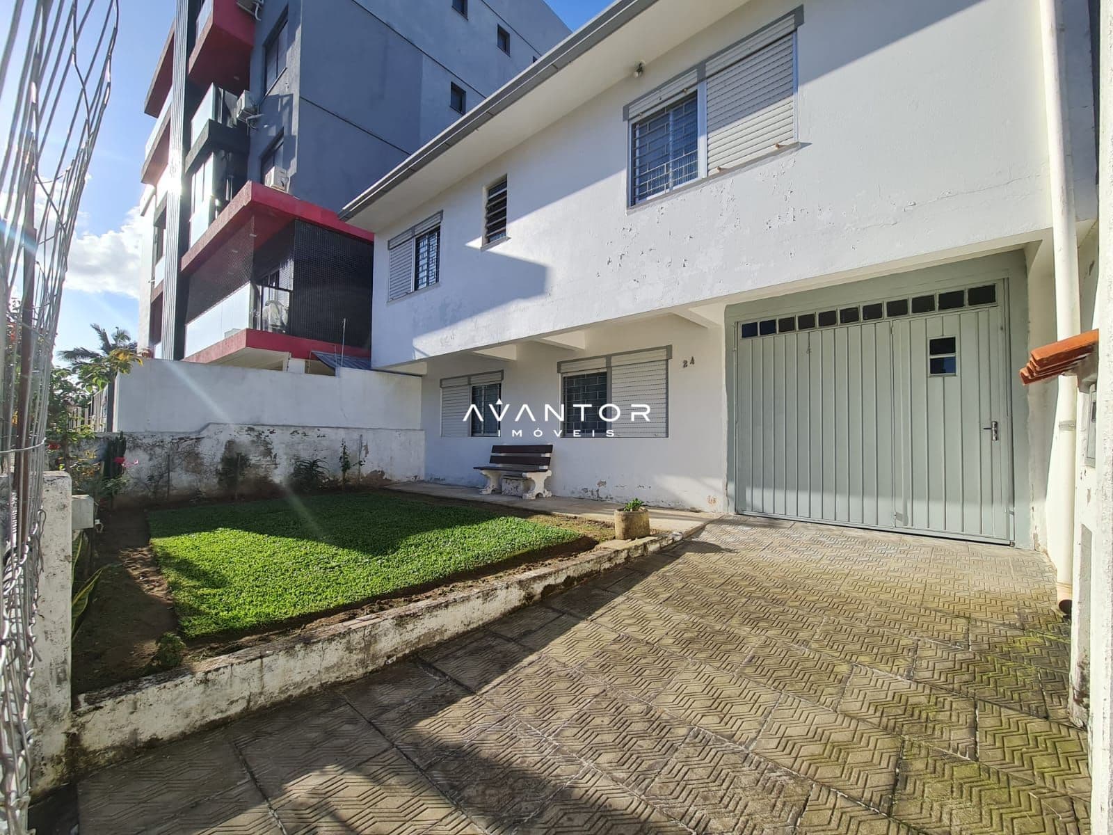 Fachada da casa com garagem e pátio — Casa com 4 quartos à venda em Camobi, Santa Maria/RS