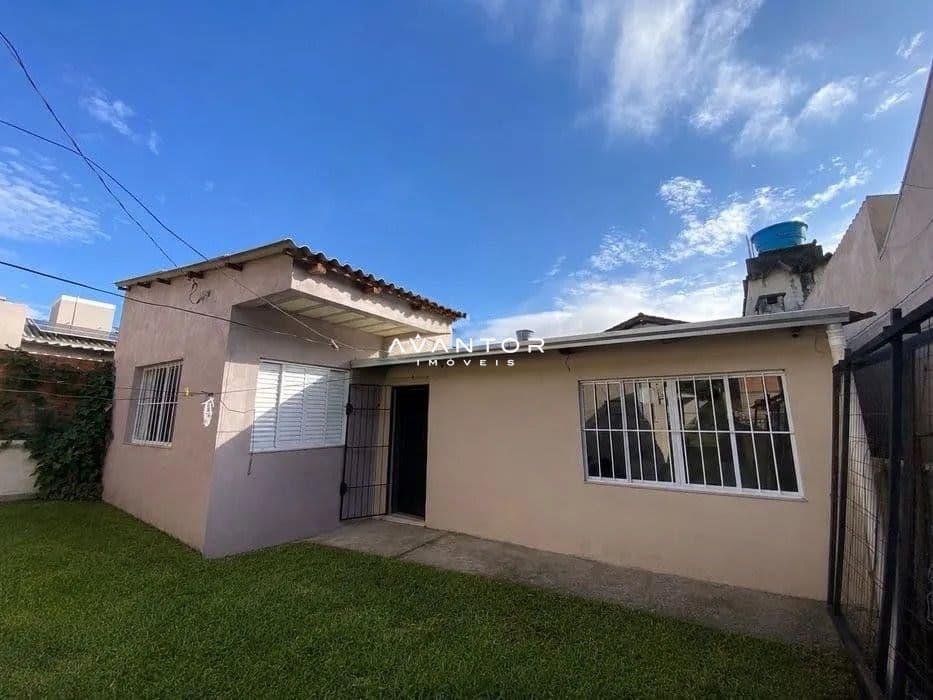 Fachada da casa com pátio — Casa com 2 quartos para alugar em Camobi, Santa Maria/RS