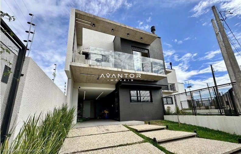 Fachada da casa com sacada — Casa com 3 quartos à venda em São José, Santa Maria/RS