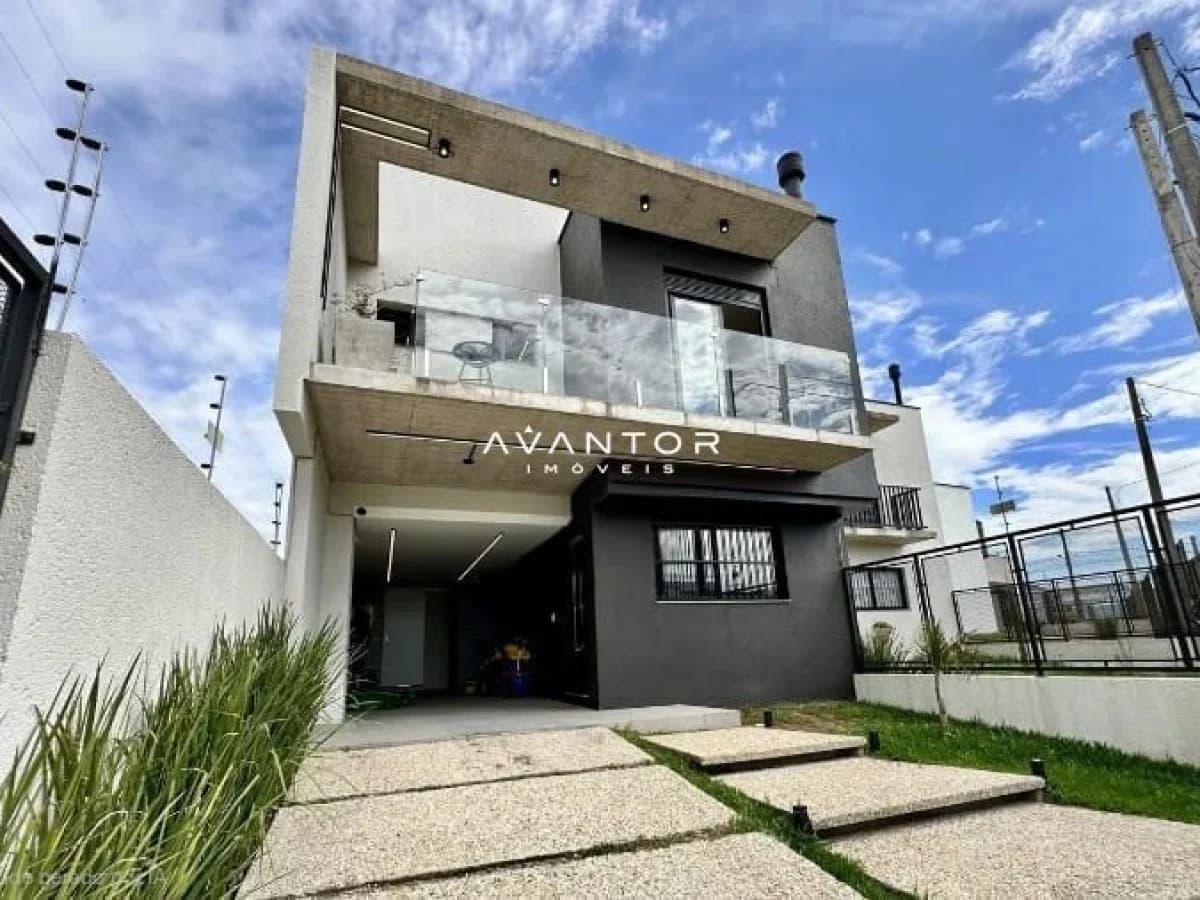 Fachada da casa com sacada — Casa com 3 quartos à venda em São José, Santa Maria/RS