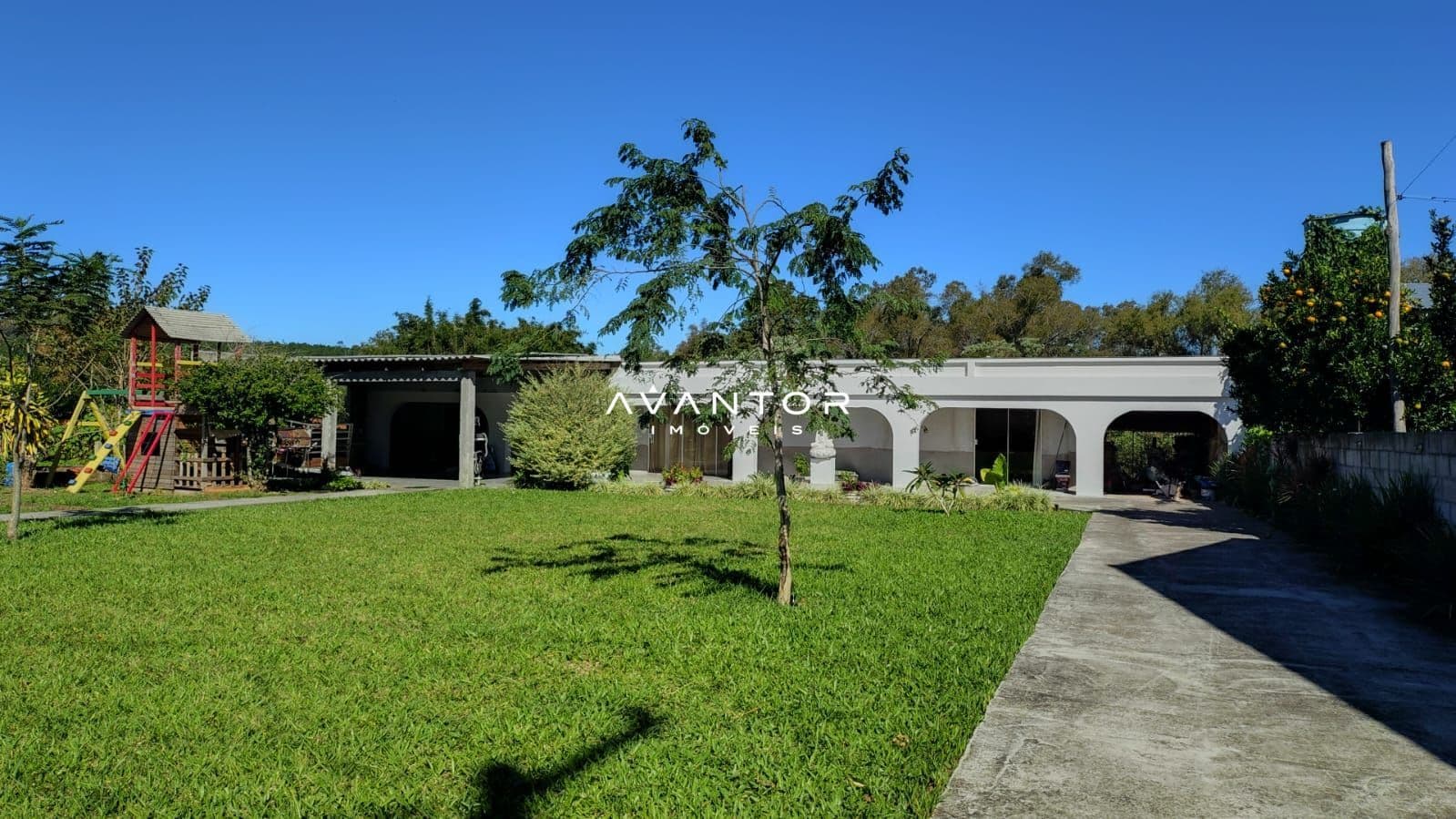 Fachada da casa com pátio e árvores — Casa com 2 quartos à venda em Boca do Monte, Santa Maria/RS