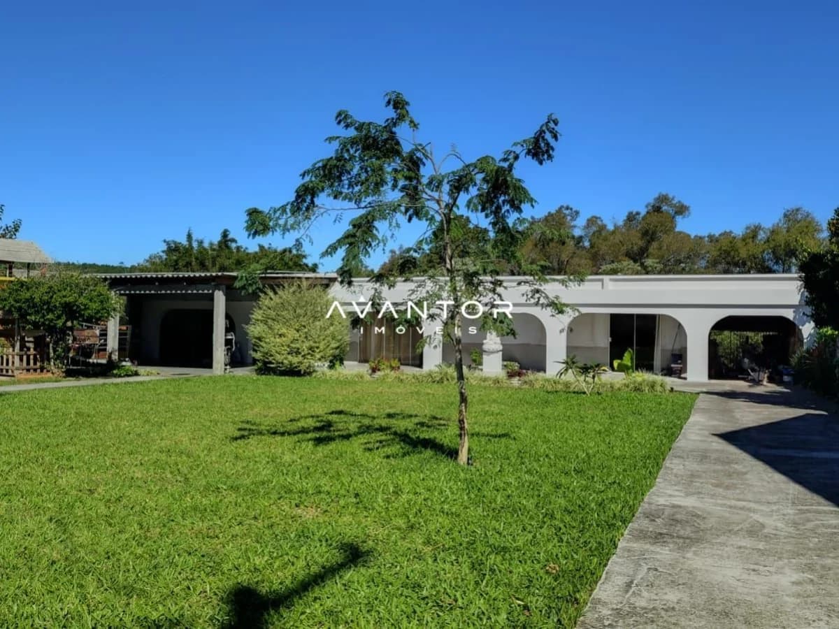 Fachada da casa com pátio e árvores — Casa com 2 quartos à venda em Boca do Monte, Santa Maria/RS