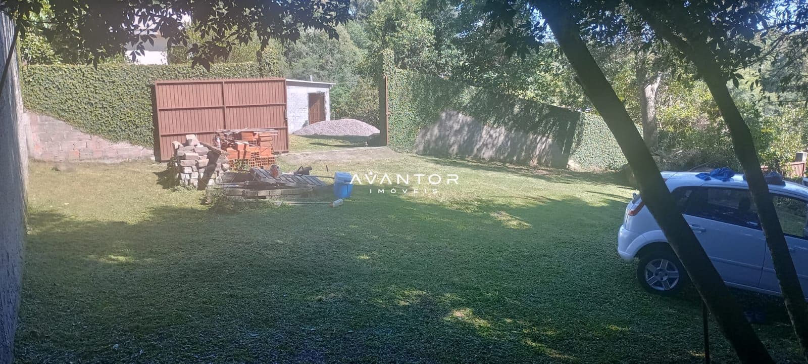Pátio com área gramada e árvores — Terreno à venda em Parque Serrano, Itaara/RS