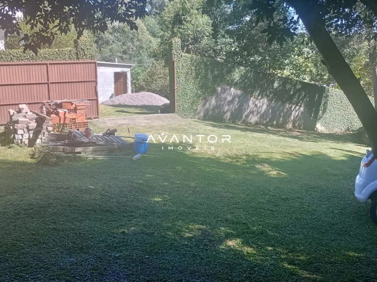 Pátio com área gramada e árvores — Terreno à venda em Parque Serrano, Itaara/RS