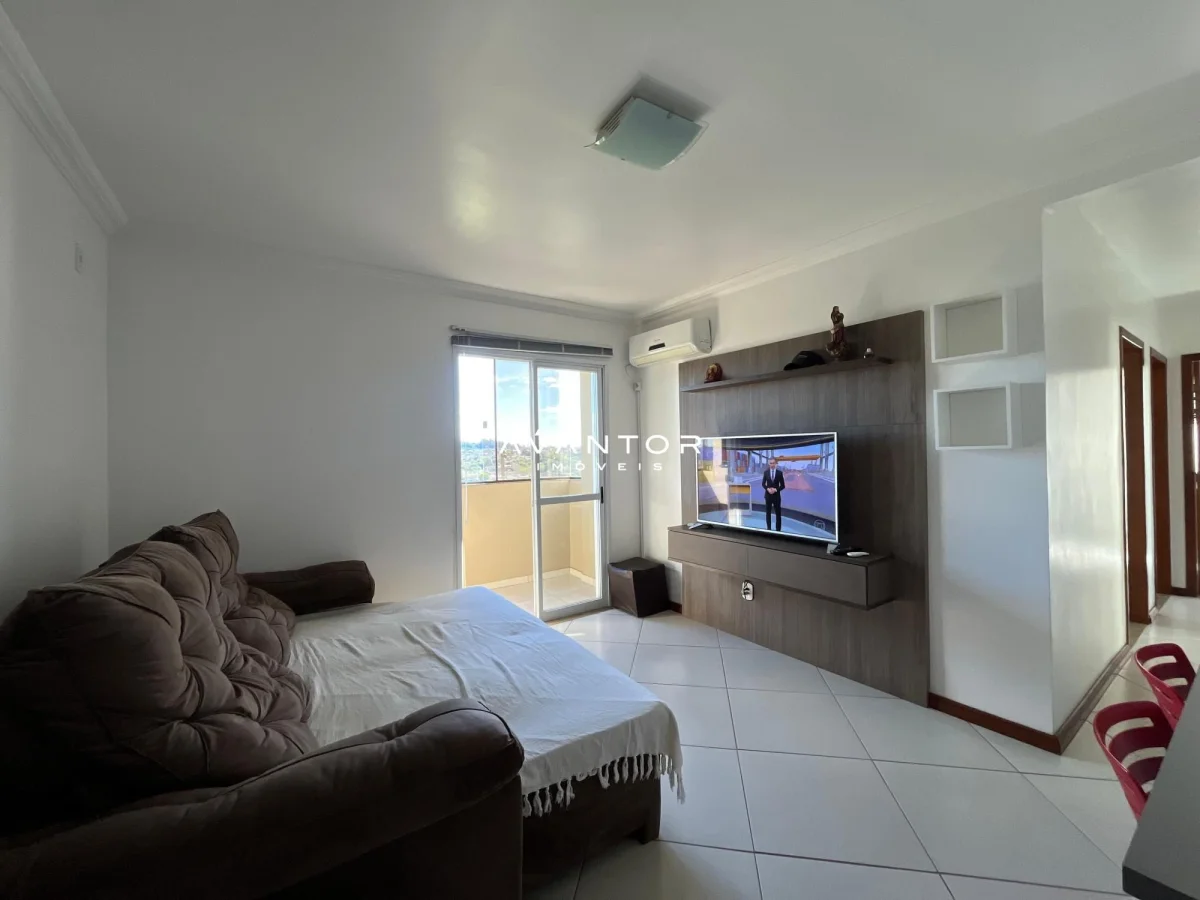 Sala de estar com sacada e televisão — Apartamento com 3 quartos para alugar no Moradas do Sol, em São José, Santa Maria/RS