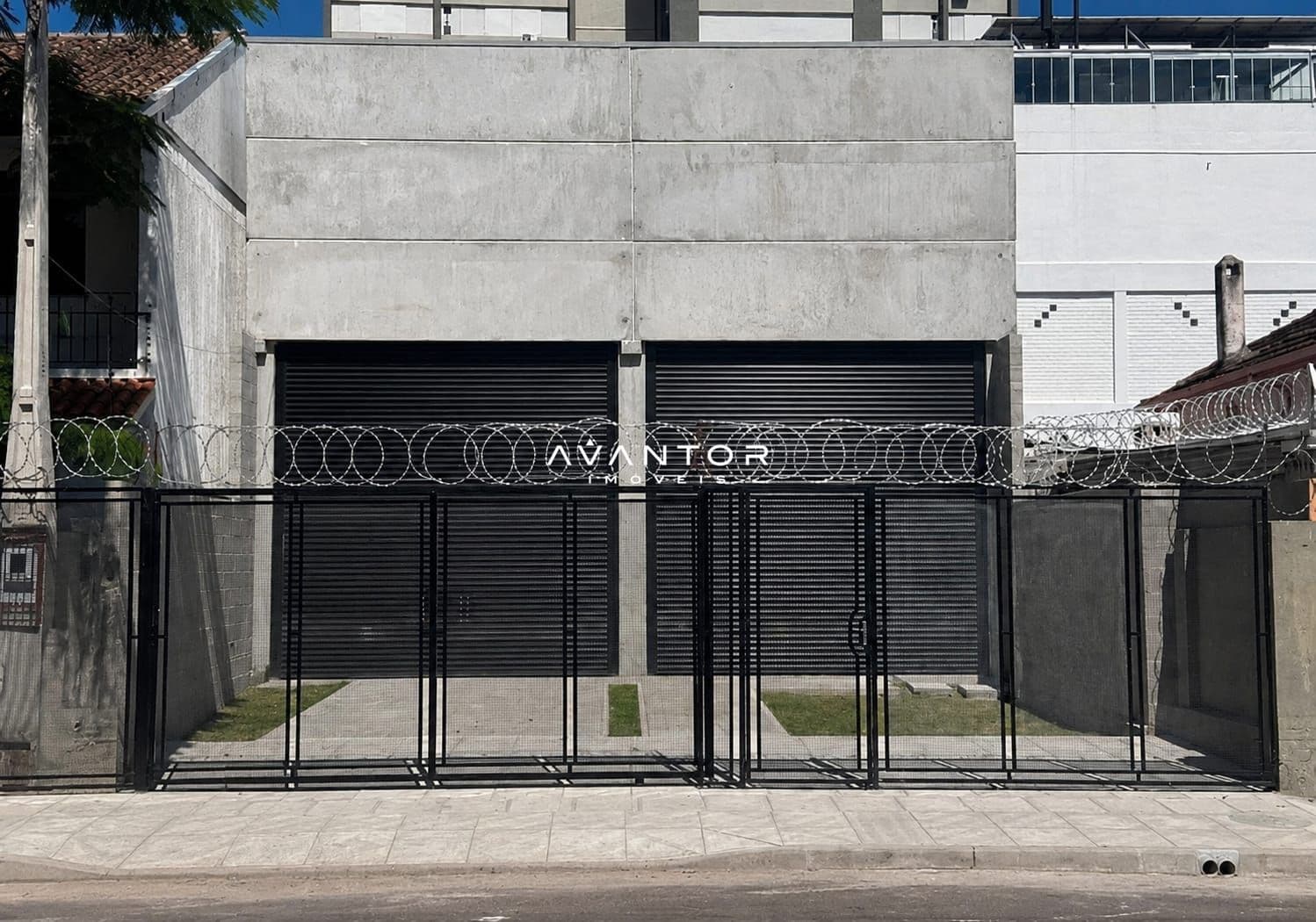 Fachada da casa com portão de ferro — Pavilhão com 1 sala para alugar em Nossa Senhora do Rosário, Santa Maria/RS