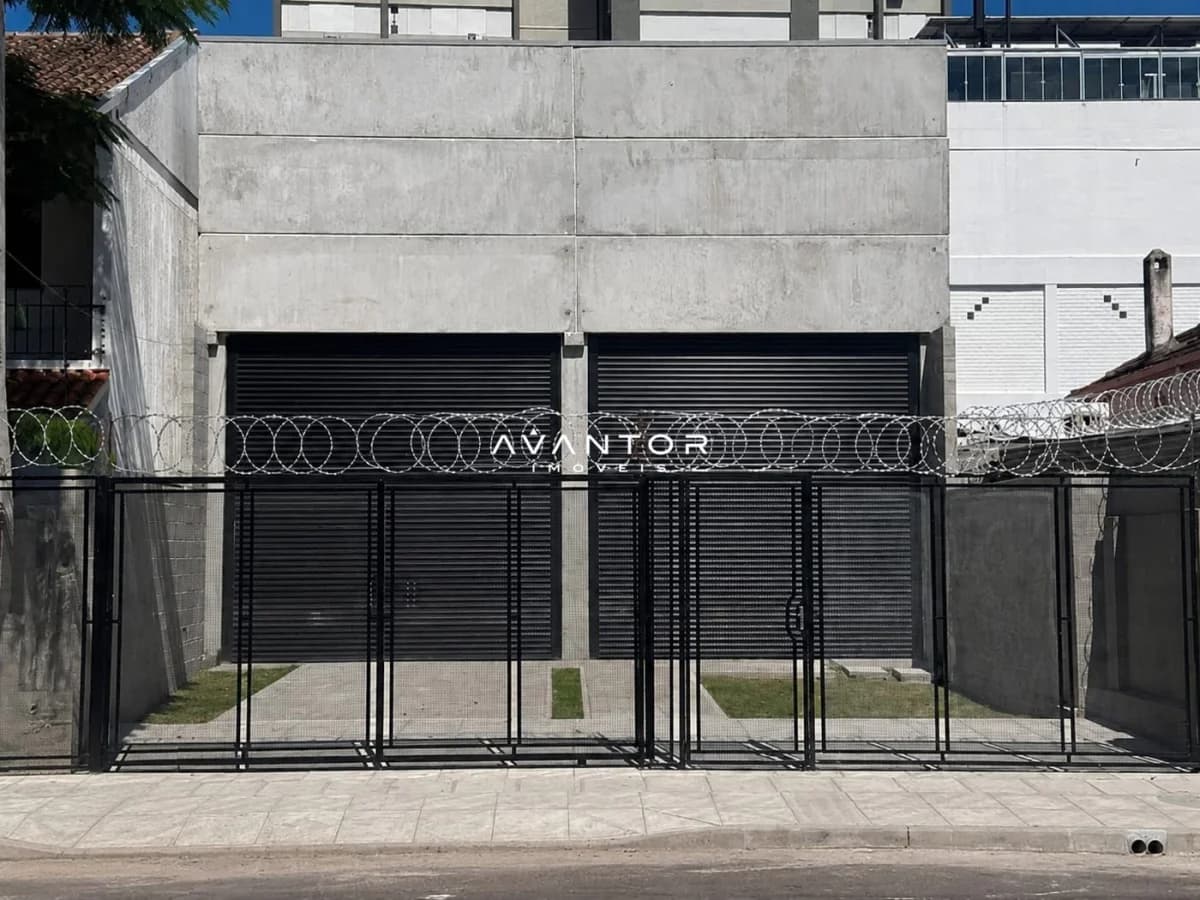 Fachada da casa com portão de ferro — Pavilhão com 1 sala para alugar em Nossa Senhora do Rosário, Santa Maria/RS