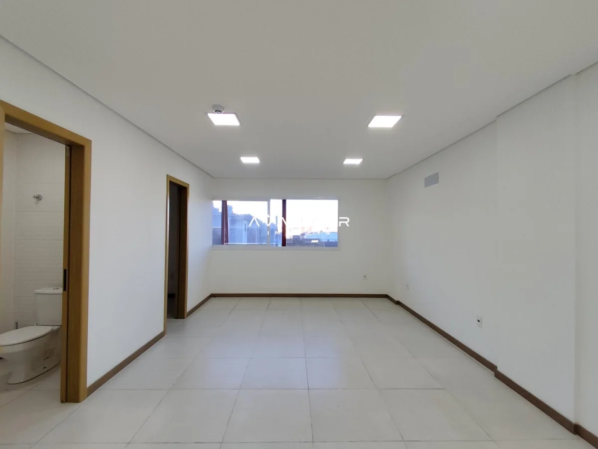 Sala com banheiro integrado e janelas — Sala Comercial com 1 sala à venda em Centro, Santa Maria/RS