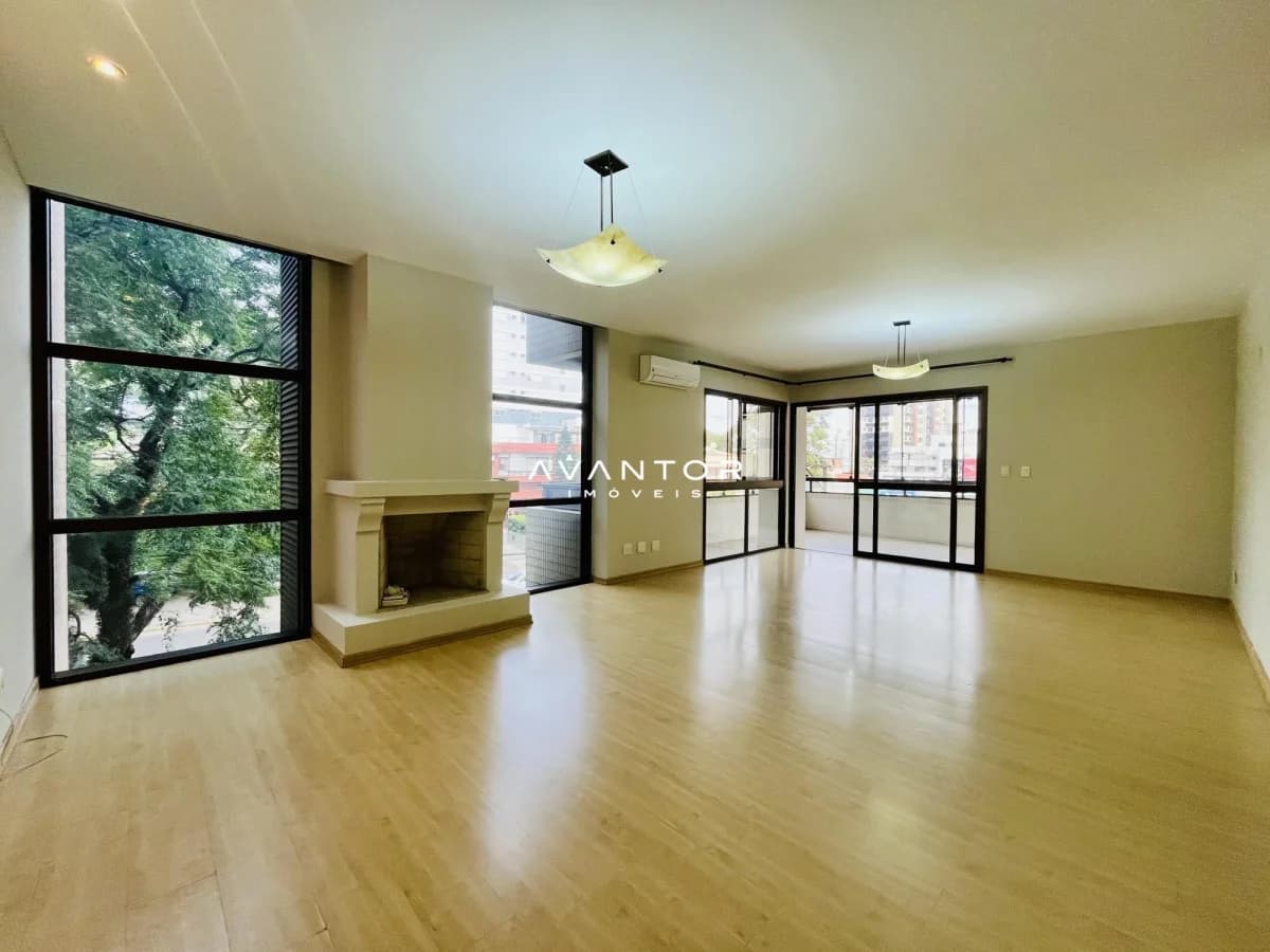Sala de estar com lareira e sacada — Apartamento com 3 quartos à venda em Nossa Senhora Medianeira, Santa Maria/RS