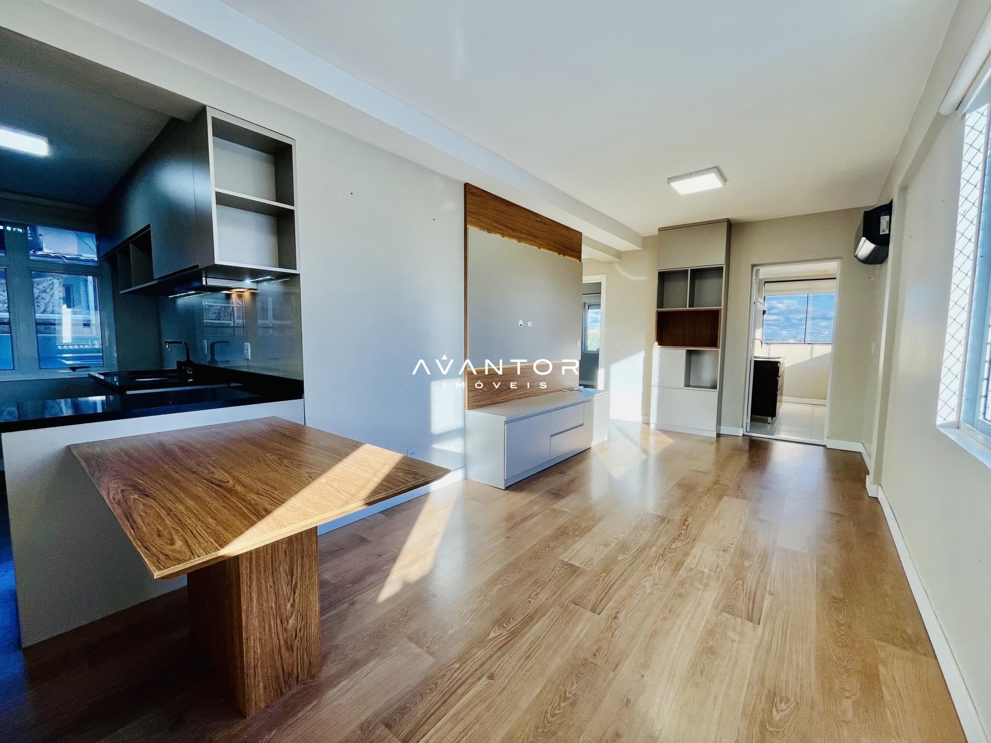 Cozinha integrada à sala com bancada — Apartamento com 2 quartos à venda no Residencial Málaga, em Bonfim, Santa Maria/RS