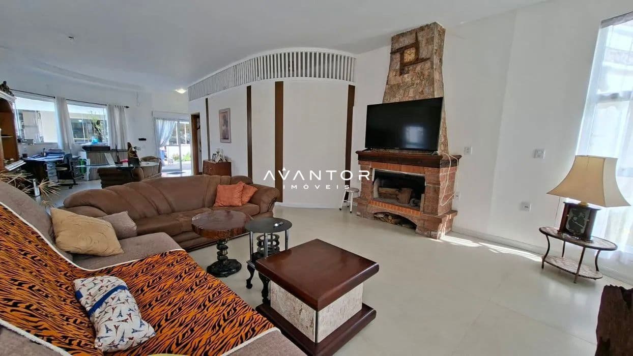 Sala de estar com lareira e sacada — Casa com 3 quartos à venda no Cidade Universitária, em Camobi, Santa Maria/RS