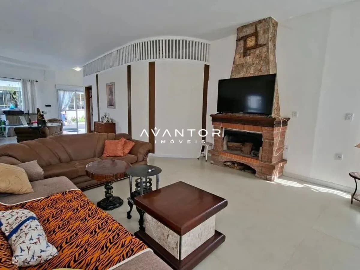 Sala de estar com lareira e sacada — Casa com 3 quartos à venda no Cidade Universitária, em Camobi, Santa Maria/RS