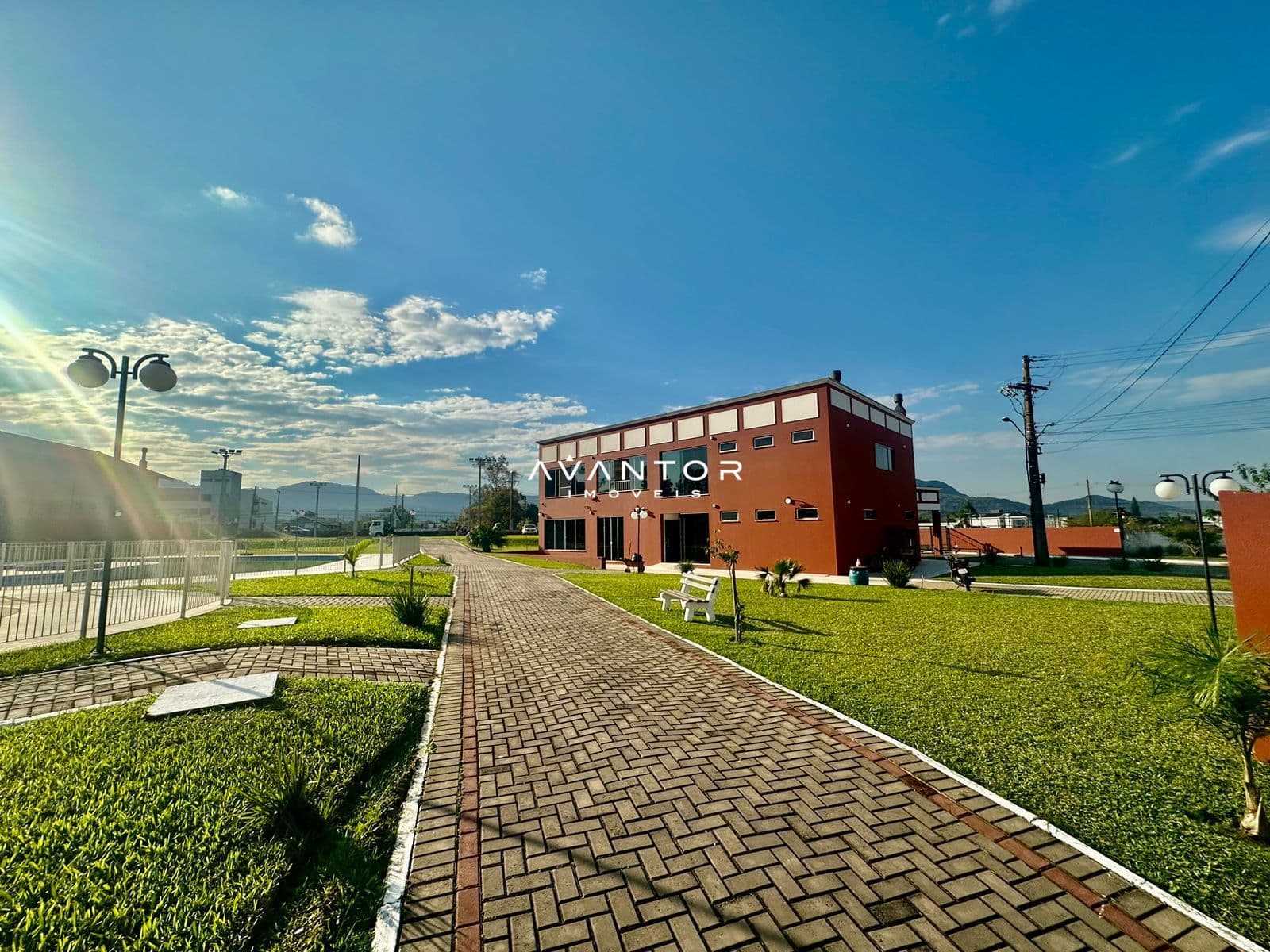 Fachada do empreendimento com área externa — Terreno à venda no Condomínio Viareggio, em Camobi, Santa Maria/RS