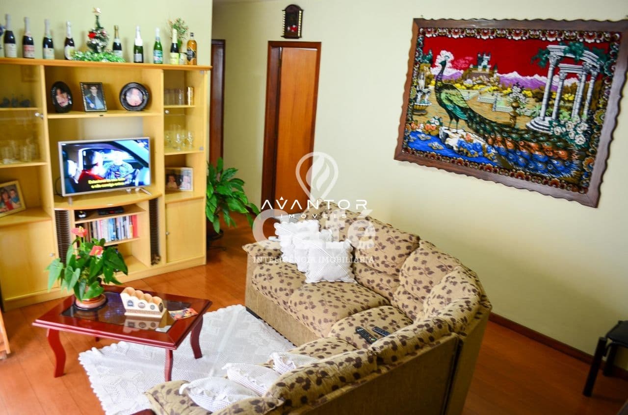 Sala de estar com sofá e estante planejada — Apartamento com 3 quartos à venda em Centro, Santa Maria/RS