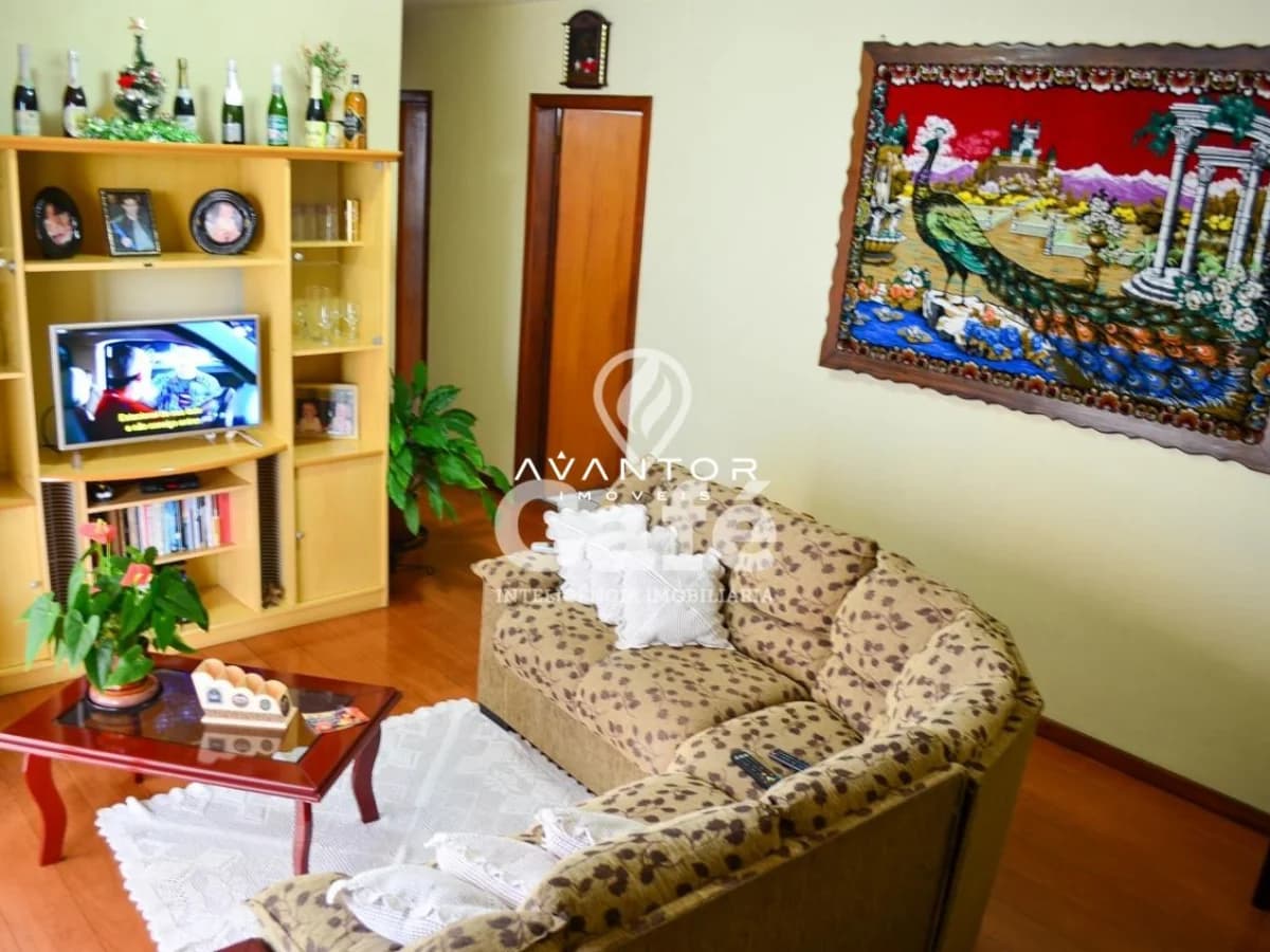 Sala de estar com sofá e estante planejada — Apartamento com 3 quartos à venda em Centro, Santa Maria/RS