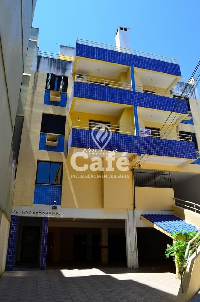 Fachada do prédio com detalhes azuis e amarelos — Apartamento com 1 quarto para alugar em Nossa Senhora de Fátima, Santa Maria/RS