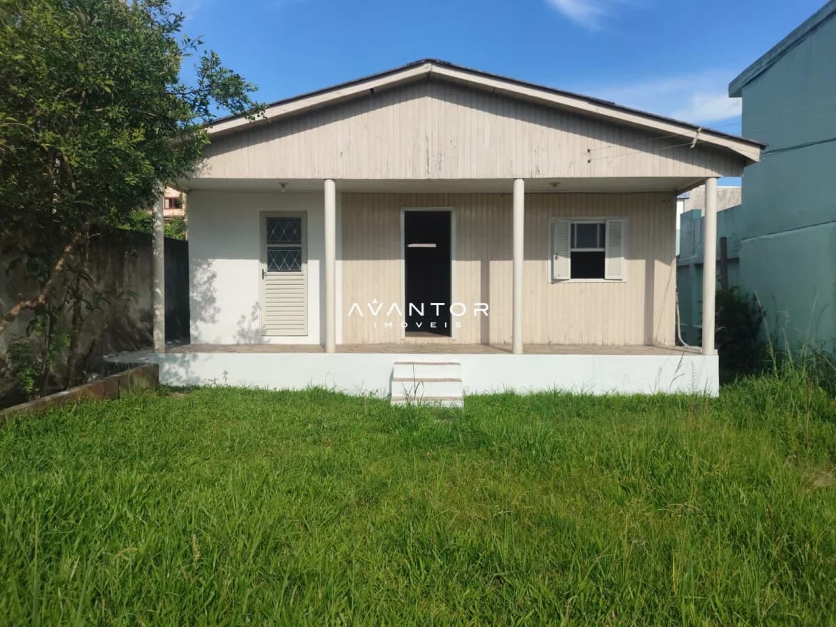 Fachada da casa com pátio — Casa com 2 quartos para alugar em Itararé, Santa Maria/RS