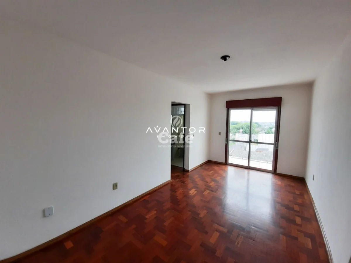 Sala com piso de madeira e sacada — Apartamento com 3 quartos para alugar no Residencial Jurach, em Patronato, Santa Maria/RS