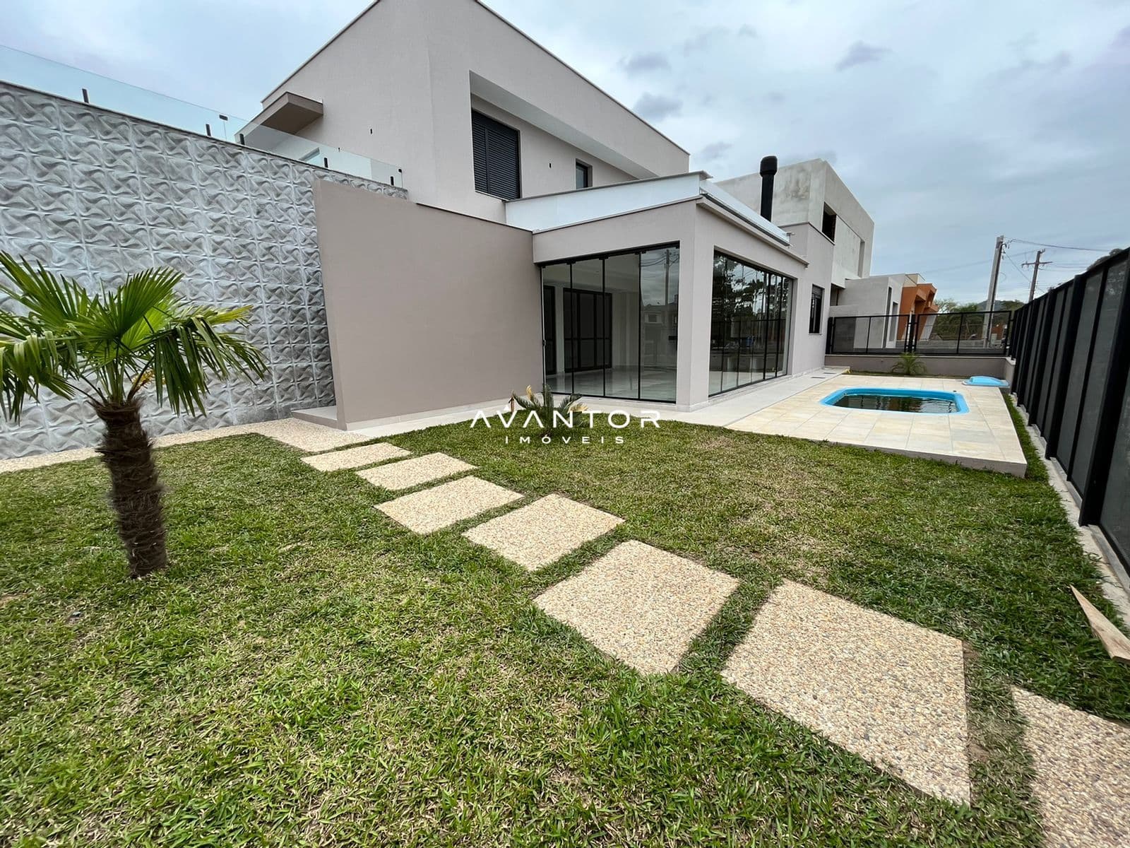 Fachada da casa com pátio e piscina — Casa com 3 quartos à venda no Terras de Santorini, em São José, Santa Maria/RS